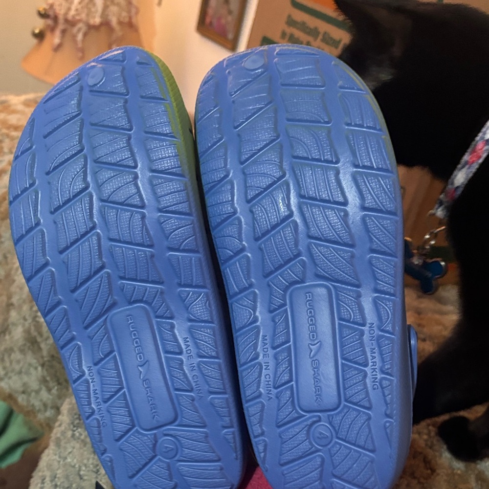 Vibrant Blue and Green Kids Slippers - Picture 3 of 4